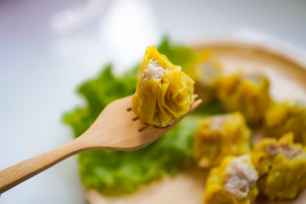 一张特写照片显示的是准备当早餐吃的蒸猪肉饺子。图片下载