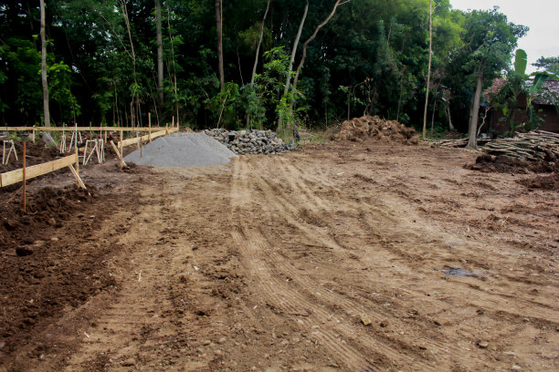 为建筑而准备的一块平坦的土地图片下载