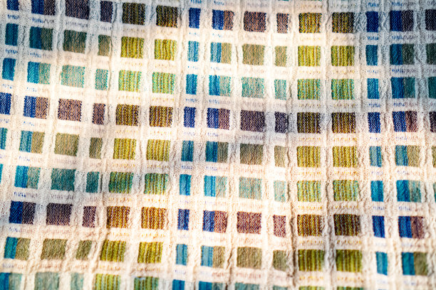 图片显示的是多色格纹织物的纤维和图案。图片下载