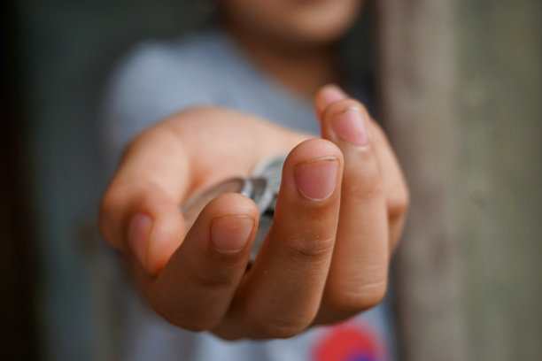 正在捐款的人的股票照片图片下载
