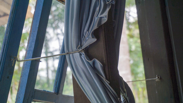 蓝色窗帘的照片，非常适合那些需要家庭照片的人图片下载