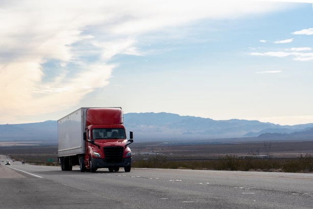 一辆强大的半卡车穿越干旱的沙漠，以其坚定不移的决心征服了贫瘠的土地。当它在广阔的孤独中旅行时，灰尘在它的身后翻腾。图片下载