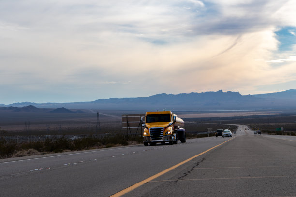 一辆强大的半挂车穿过干旱的沙漠，在路上踢起了沙子的漩涡。它气势磅礴的存在支配着贫瘠的景观，因为它在无情的地形中坚定地巡游。图片下载