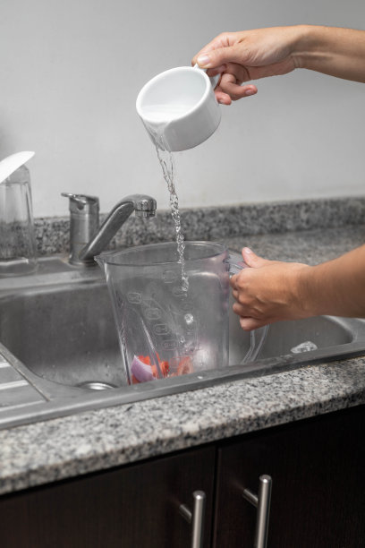 玻璃搅拌器，他们把水放在一个杯子的计量准备酱，厨房和家庭生活图片下载