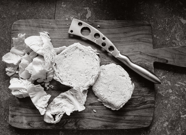 在砧板上切卷心菜图片下载