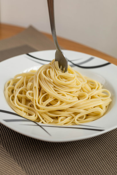 餐盘用餐叉装意大利面，装饰家庭生活，料理食物图片下载