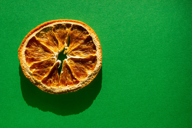 干橙片孤立的绿色背景图片下载
