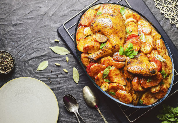 埃及传统菜肴：烤鸡焗土豆图片下载