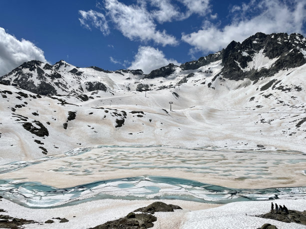 普雷塞纳山脉的普雷塞纳冰川的壮观景色图片下载