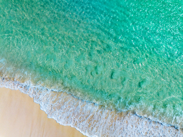 俯视图彩色海滩海浪海面海岸，惊人的海浪冲击沙滩，美丽的沙滩，自然和旅游背景图片下载