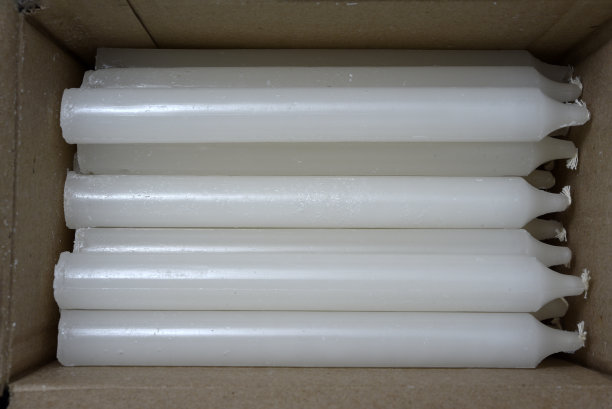盒子里的白色石蜡蜡烛。家用蜡烛。图片下载