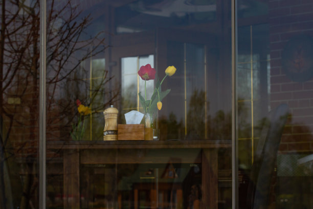 餐厅里摆着鲜花的桌子，窗外的街景。图片下载