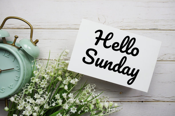 你好，周日短信花和木制背景闹钟图片下载