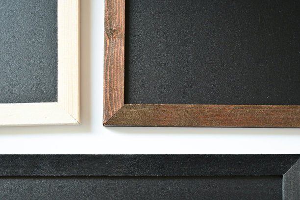 空白干净的新黑板在木框隔离在白色背景上，黑板为教育学校图片下载