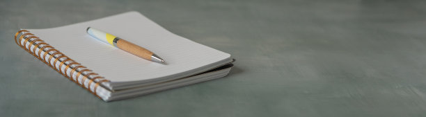 用笔在空白页上打开笔记本，寻找灵感图片下载