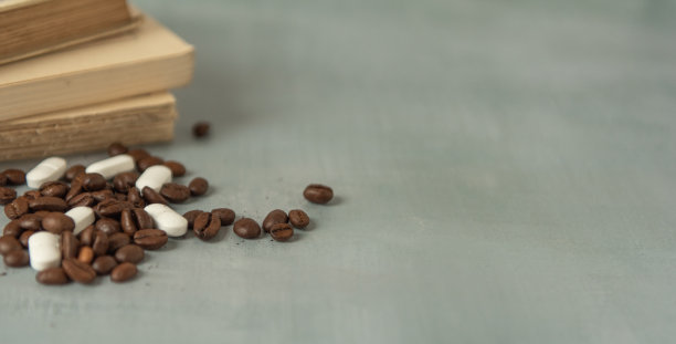 书里有咖啡豆和药物/药物/维生素图片下载