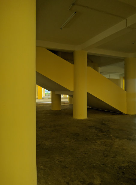 空荡荡的校园停车场图片下载