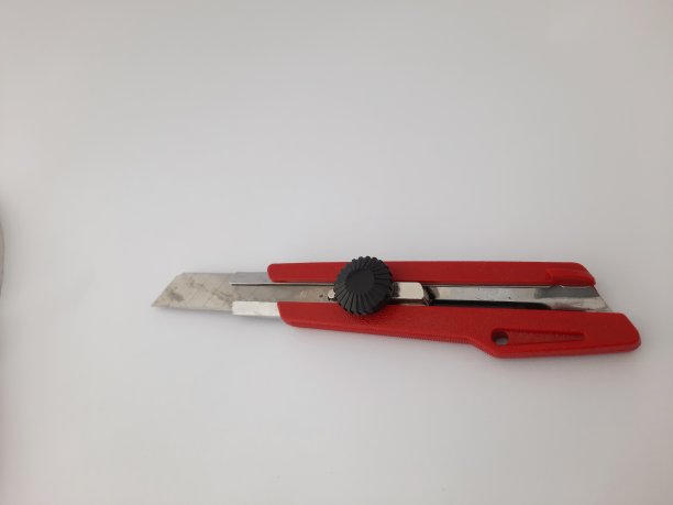 红色切割刀孤立在白色背景上图片下载