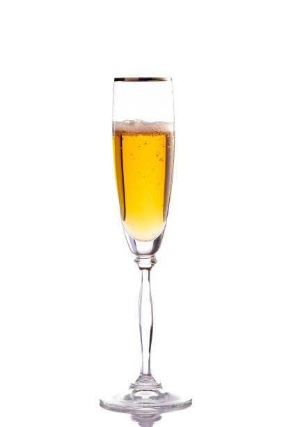 一杯白色背景的香槟图片下载