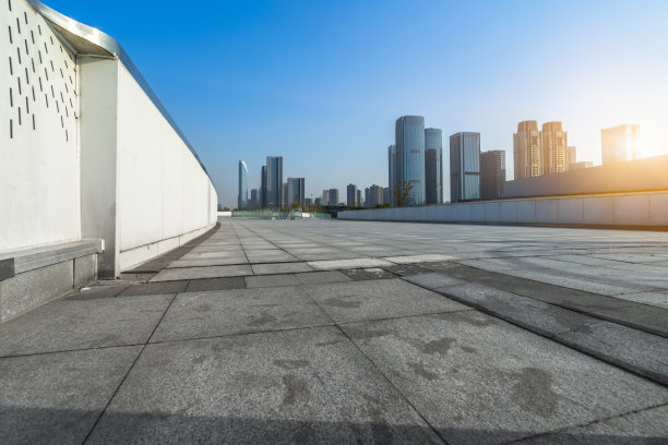 蓝天下空荡荡的广场和城市天际线，中国杭州。图片下载