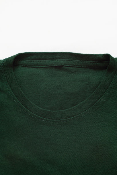 折叠黑色，暗红色和绿色t恤，白色背景图片下载