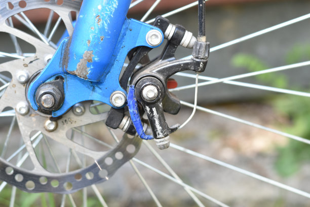 带手刹的自行车轮。图片下载