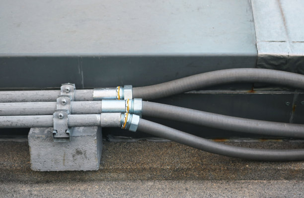 水管安装在地板上。图片下载