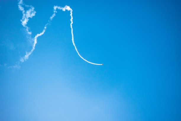 飞机在空中的锯齿形图片下载