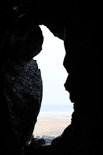 在一个海洞里看向沙滩图片下载