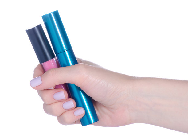 手里拿着睫毛膏和唇彩图片下载