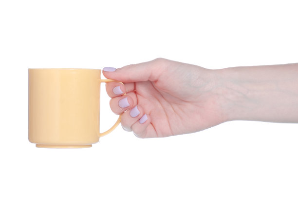 手里拿着米色塑料杯马克杯图片下载
