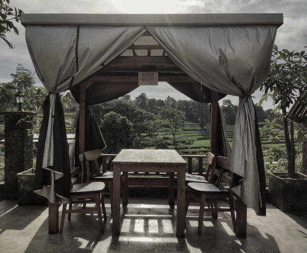 稻田附近的帐篷图片下载