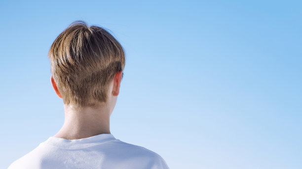 蓝天下的少年，近景后景。图片下载