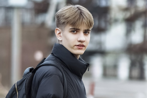 大学大楼外一个微笑的男高中生的肖像图片下载