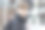 大学大楼外一个微笑的男高中生的肖像图片下载