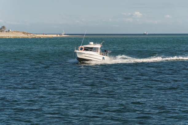 波兰赫尔半岛海港的一艘摩托艇图片下载