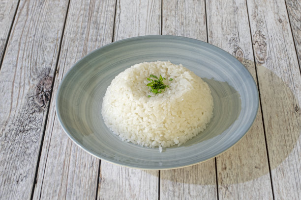 一盘白色的米饭，在蓝色的盘子里放上欧芹图片下载