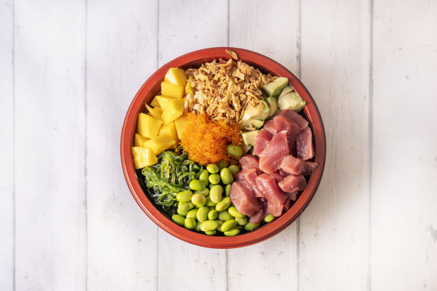 大碗红金枪鱼碎配芒果、马萨果籽、毛豆、裙带菜、鳄梨、白米饭和脆洋葱图片下载