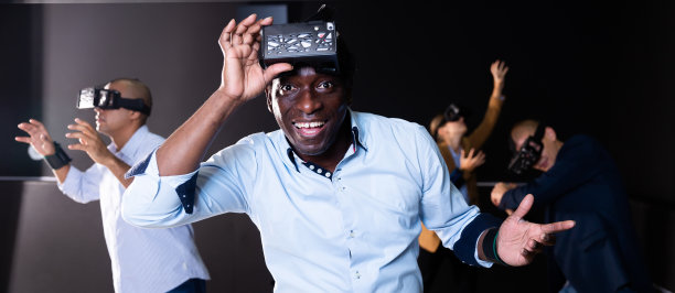非裔美国人与朋友使用虚拟现实眼镜-人们享受新技术vr耳机图片下载