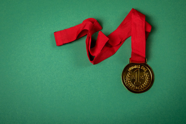 绿底红丝带的金牌。本空间图片下载