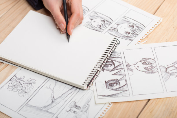 艺术家在工作室里画动漫漫画书。图片下载