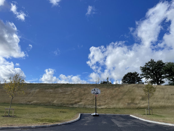 一个篮筐和前院的蓝天。图片下载