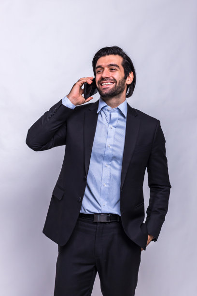 商务人士使用手机。站着使用手机和社交媒体的人。有人在玩他的智能手机图片下载