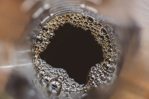 专业的潮人咖啡师制作滴煮、过滤咖啡或在咖啡店咖啡厅用热水和滤纸倒咖啡，黑色复古调的新鲜咖啡因香气饮料图片下载