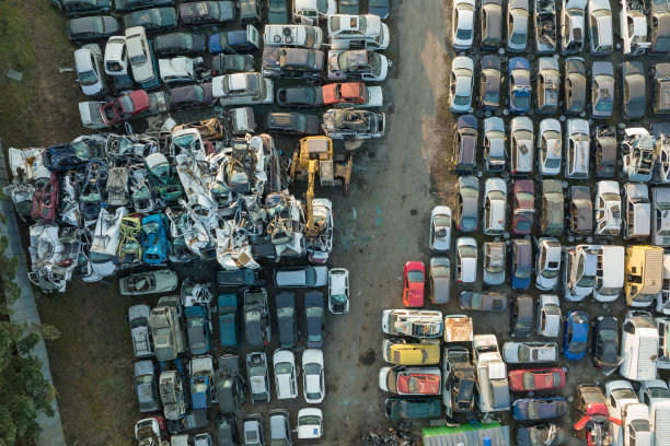 鸟瞰图:垃圾场的大停车场，一排排被丢弃的破车。回收旧车辆图片下载