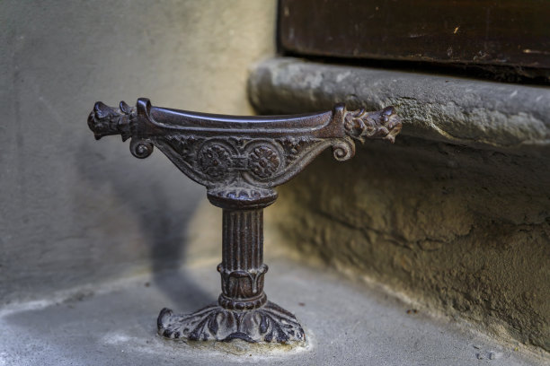 意大利佛罗伦萨斯托里科中心狭窄街道上的哥特式建筑图片下载