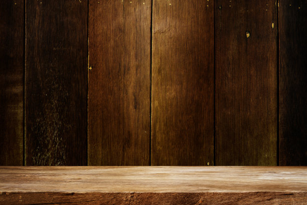 暗室里的木桌图片下载