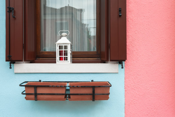 房子的正面漆成粉红色和蓝色。Burano,意大利。图片下载