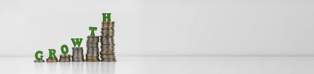 一堆硬币，上面写着字母“成长”图片下载