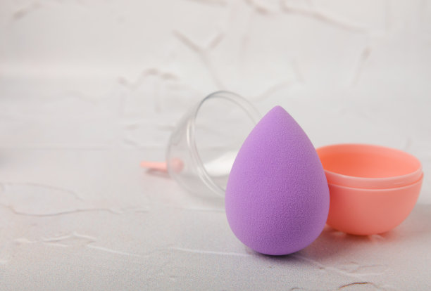 大理石背景的美容搅拌机。化妆用海绵。化妆产品。美丽的概念。放文字的地方。拷贝空间。平躺图片下载